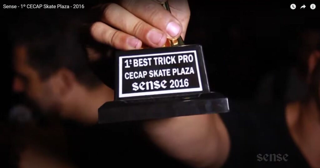 Ganhador mostra o Troféu Best Trick Pro na Primeira CECAP Skate Plaza - 2016 - Campeonato de Skate GRU