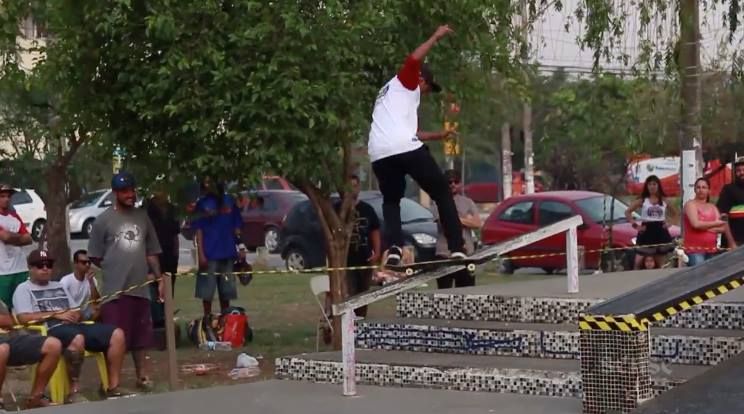 Competidor saltando um obstaculo na primeira CECAP Skate Plaza - 2016