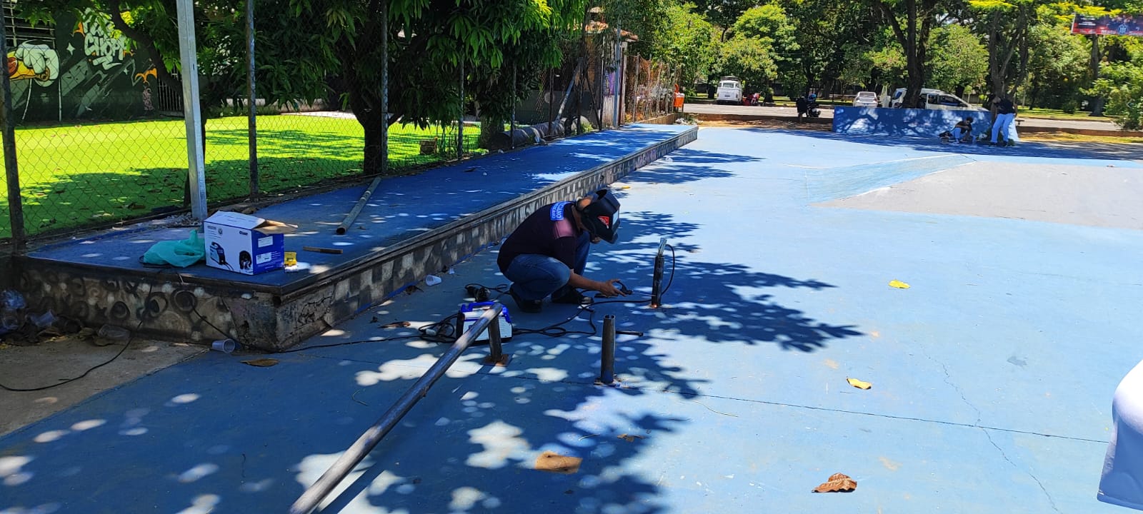 Preparação para o campeonato. Adriano Mi, idealizador do Campeonato, aplicando solda em um corrimão.